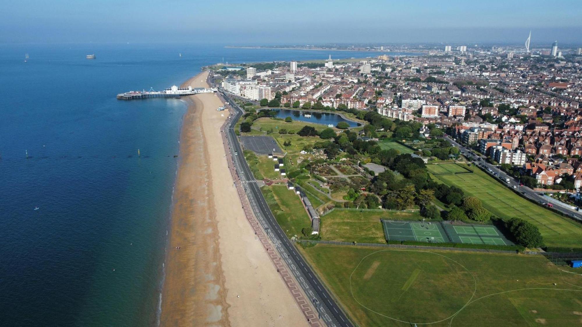 Seaside Retreat: Luxury 1-Bed, Free Parking Apartment Portsmouth Exterior photo